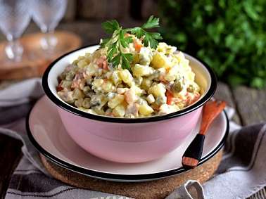 Салат «Столичный» с курицей Салат «Столичный» с курицей